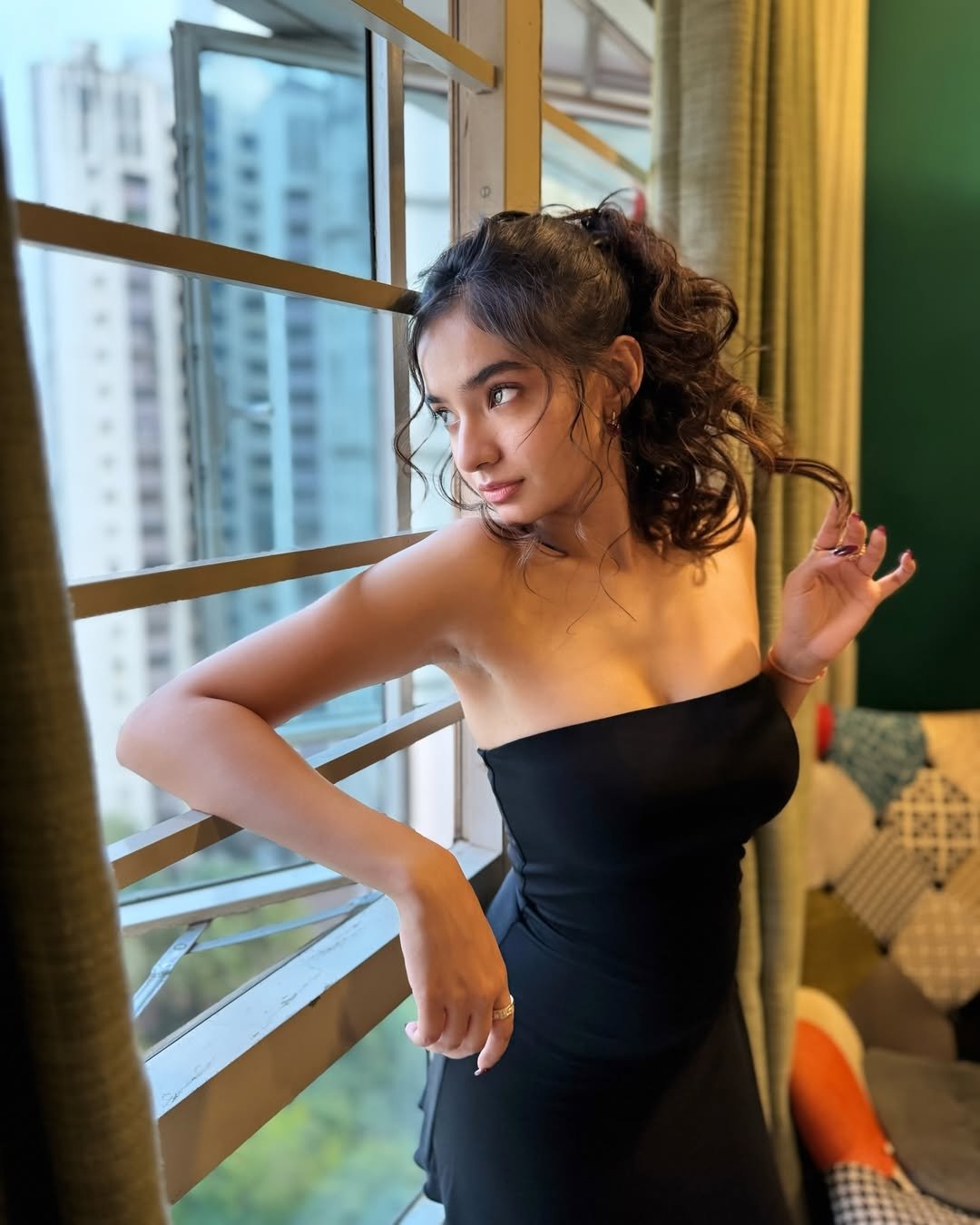 Anushka Sen Modern Black Strapless Dress Window Fashion Shoot (2)