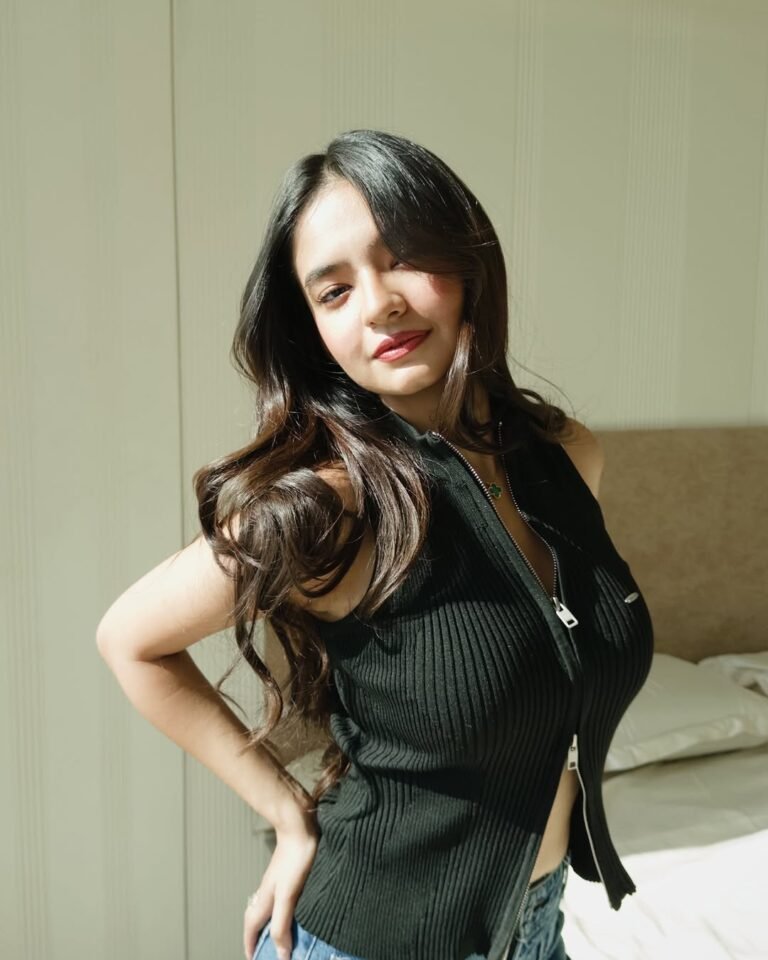 Anushka Sen Soft Glam in Sleeveless Black Ribbed Vest and Denim (1)