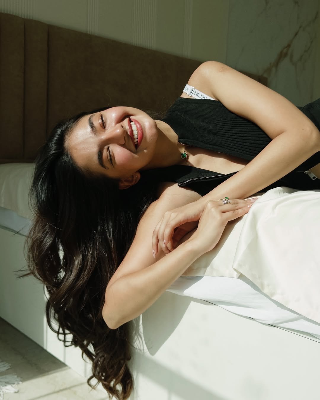 Anushka Sen Soft Glam in Sleeveless Black Ribbed Vest and Denim (10)