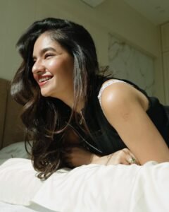 Anushka Sen Soft Glam in Sleeveless Black Ribbed Vest and Denim (11)