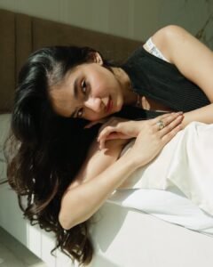 Anushka Sen Soft Glam in Sleeveless Black Ribbed Vest and Denim (12)