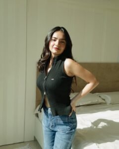 Anushka Sen Soft Glam in Sleeveless Black Ribbed Vest and Denim (14)