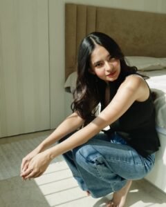 Anushka Sen Soft Glam in Sleeveless Black Ribbed Vest and Denim (15)