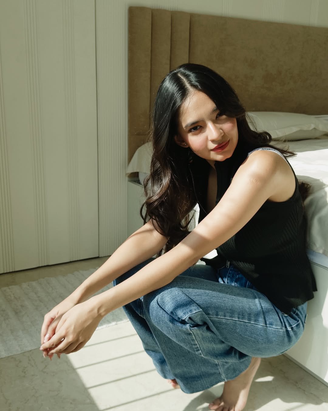 Anushka Sen Soft Glam in Sleeveless Black Ribbed Vest and Denim (15)