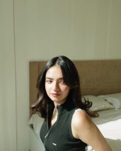 Anushka Sen Soft Glam in Sleeveless Black Ribbed Vest and Denim (17)