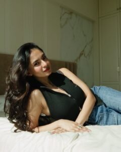 Anushka Sen Soft Glam in Sleeveless Black Ribbed Vest and Denim (3)