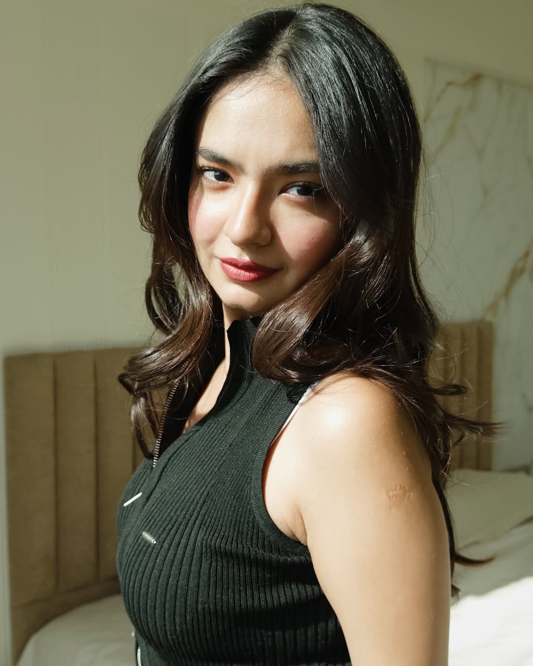 Anushka Sen Soft Glam in Sleeveless Black Ribbed Vest and Denim (4)