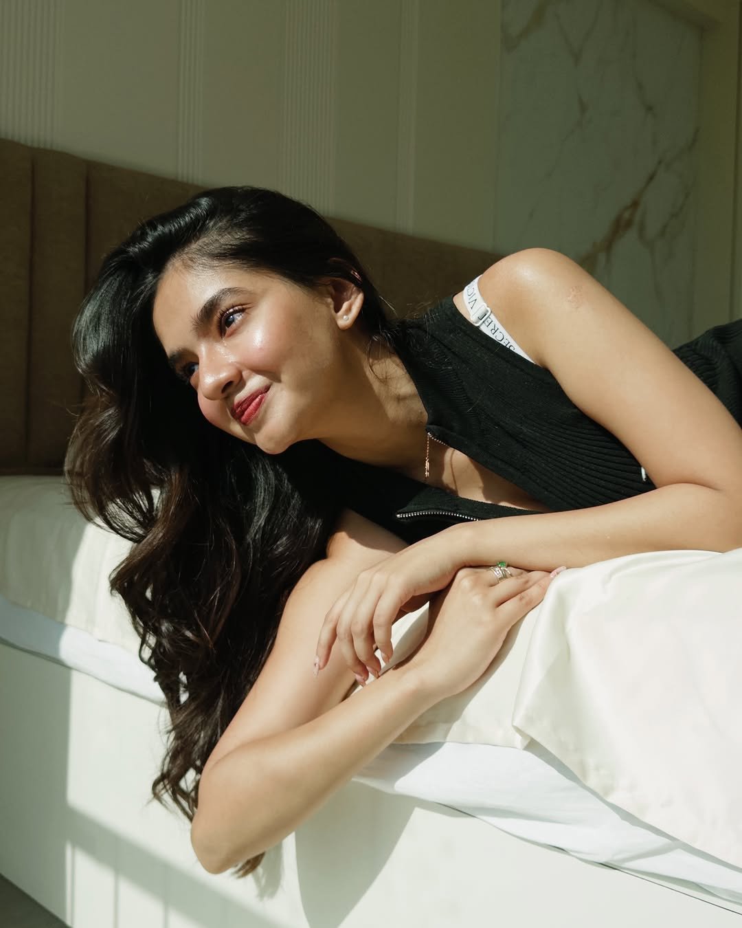 Anushka Sen Soft Glam in Sleeveless Black Ribbed Vest and Denim (8)