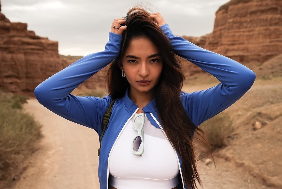 Anushka Sen Sporty Blue Activewear Canyon Shoot – Fitness Vibes (1)