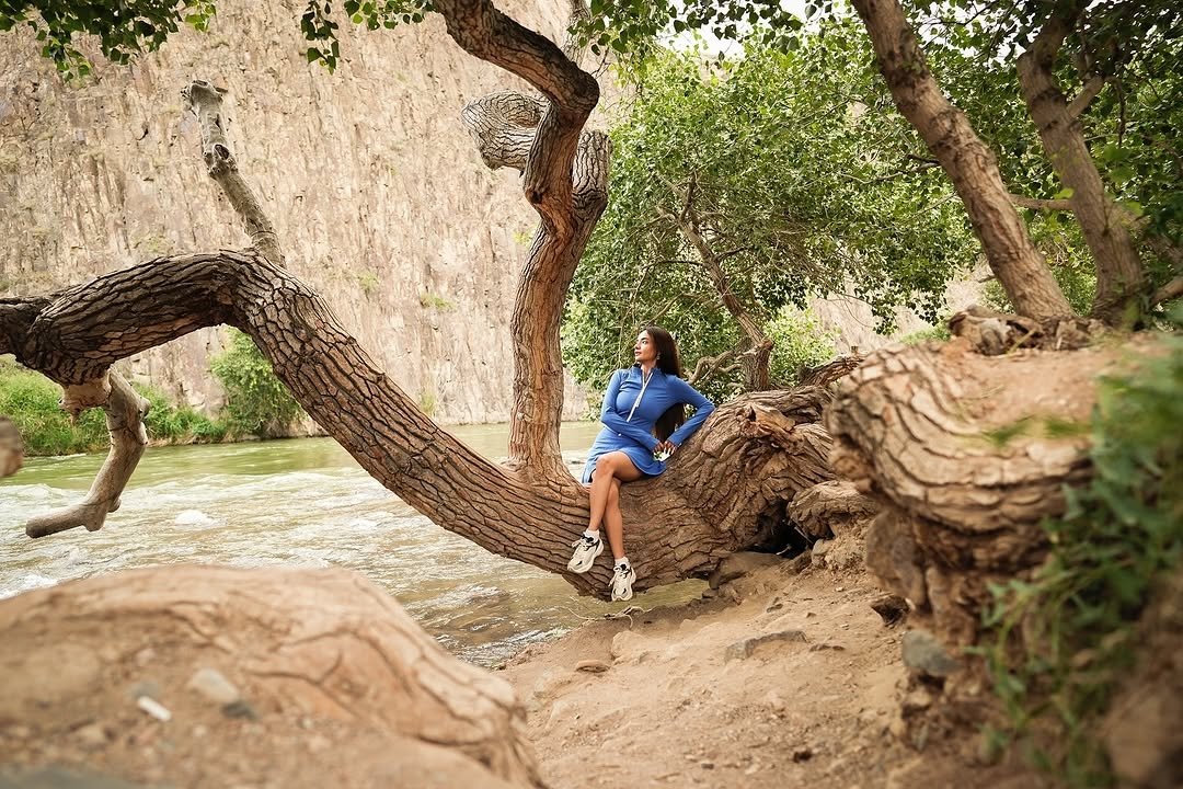 Anushka Sen Sporty Blue Activewear Canyon Shoot – Fitness Vibes (10)