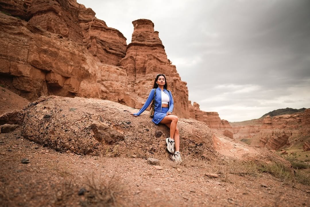 Anushka Sen Sporty Blue Activewear Canyon Shoot – Fitness Vibes (12)