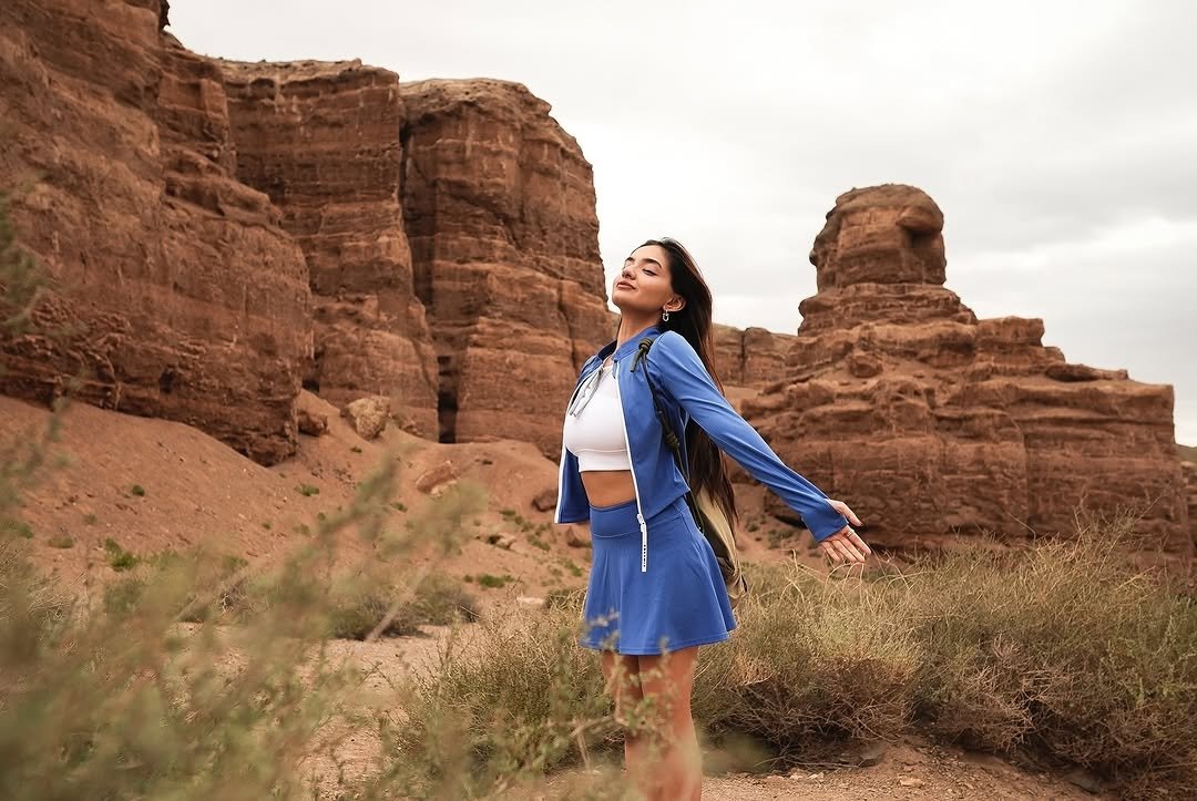 Anushka Sen Sporty Blue Activewear Canyon Shoot – Fitness Vibes (19)