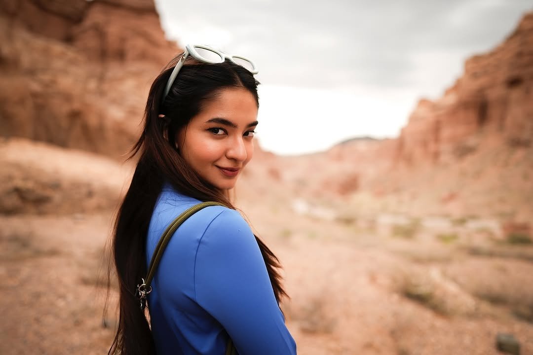 Anushka Sen Sporty Blue Activewear Canyon Shoot – Fitness Vibes (2)