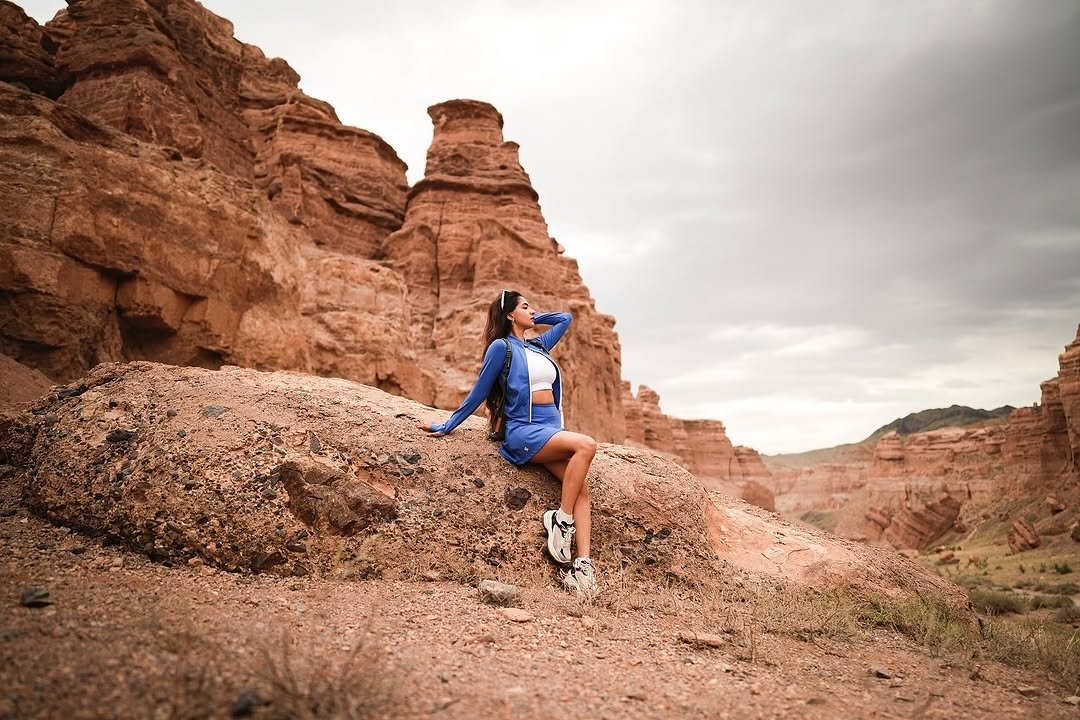 Anushka Sen Sporty Blue Activewear Canyon Shoot – Fitness Vibes (3)