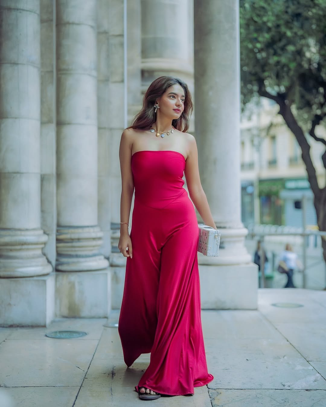 Anushka Sen Striking Red Strapless Dress – Rooftop Night Glam (34)