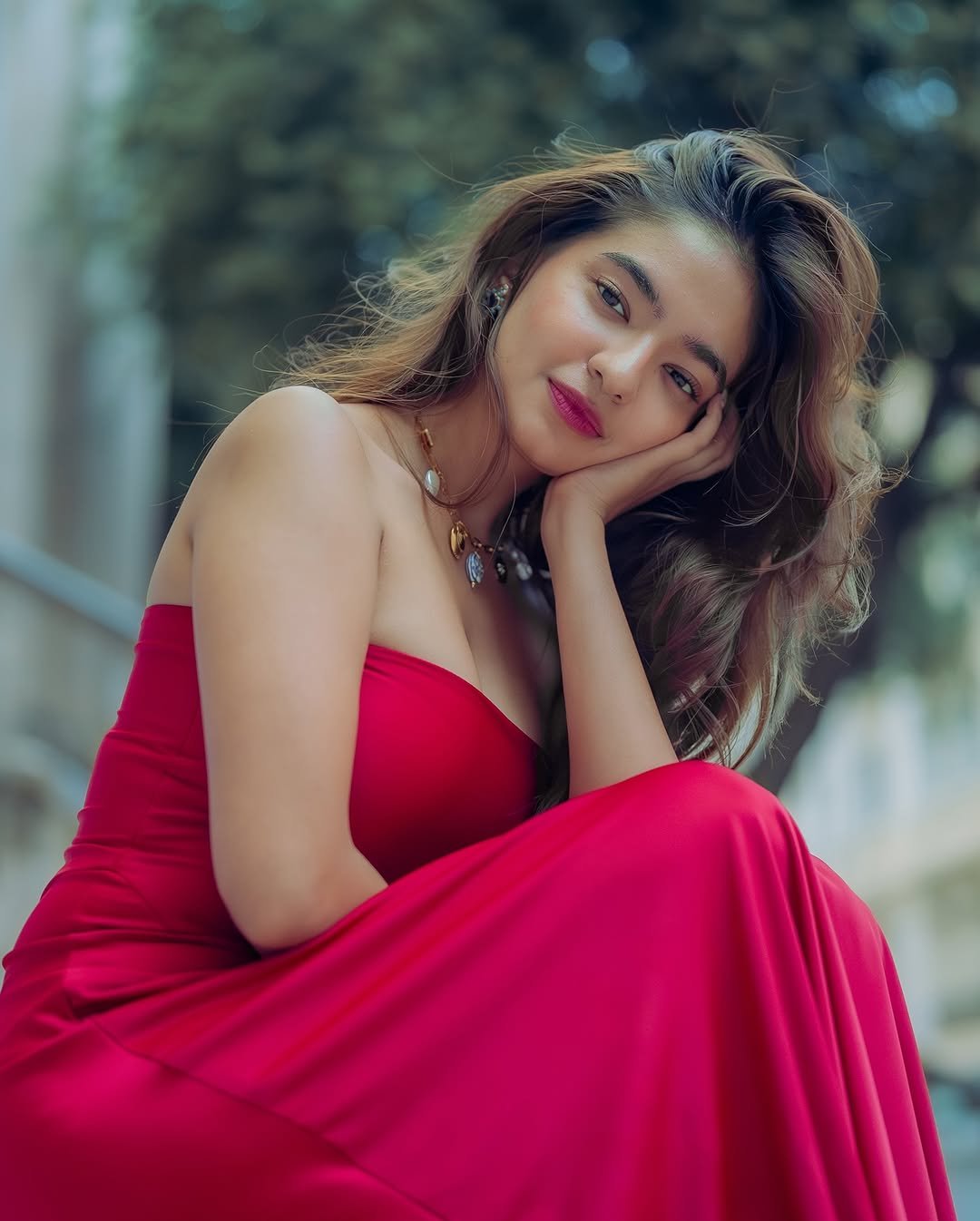 Anushka Sen Striking Red Strapless Dress – Rooftop Night Glam (37)