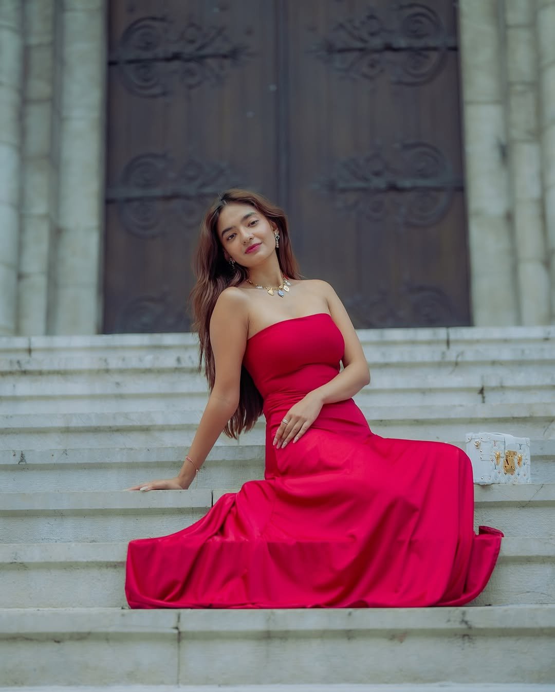 Anushka Sen Striking Red Strapless Dress – Rooftop Night Glam (39)