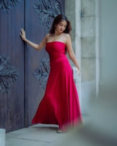 Anushka Sen Striking Red Strapless Dress – Rooftop Night Glam (40)