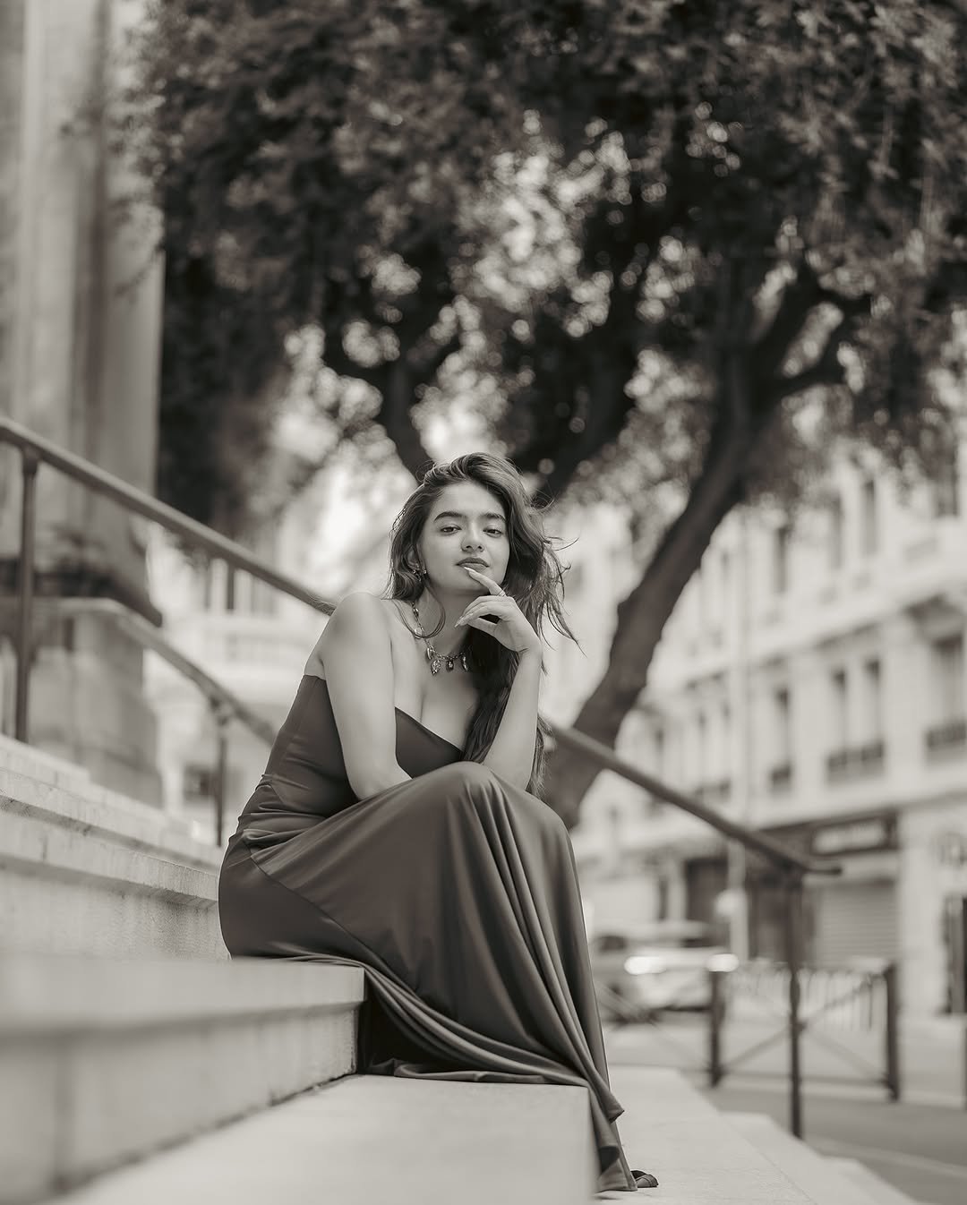 Anushka Sen Striking Red Strapless Dress – Rooftop Night Glam (44)