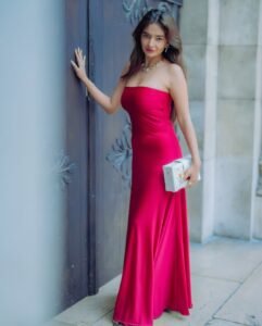 Anushka Sen Striking Red Strapless Dress – Rooftop Night Glam (45)