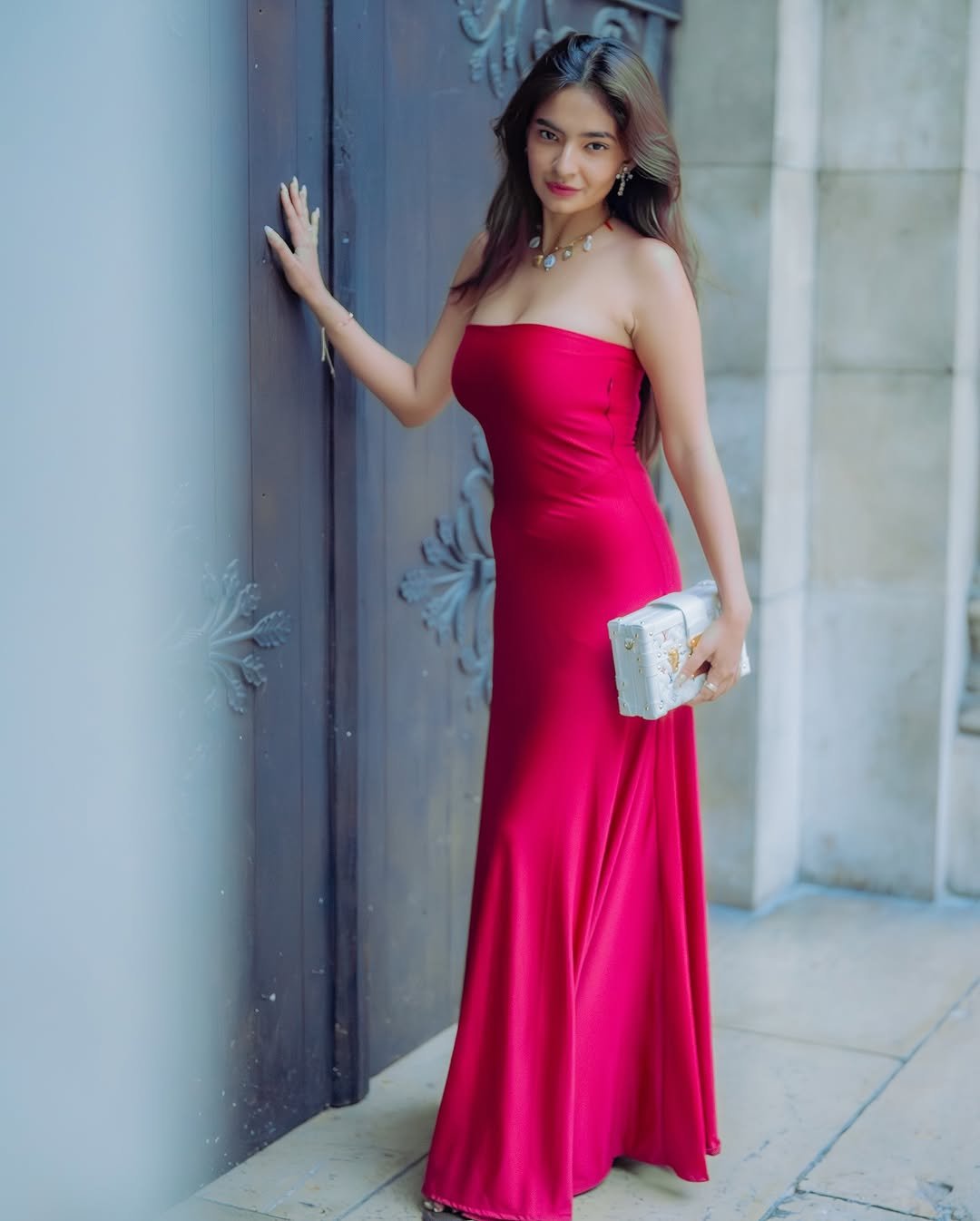 Anushka Sen Striking Red Strapless Dress – Rooftop Night Glam (45)