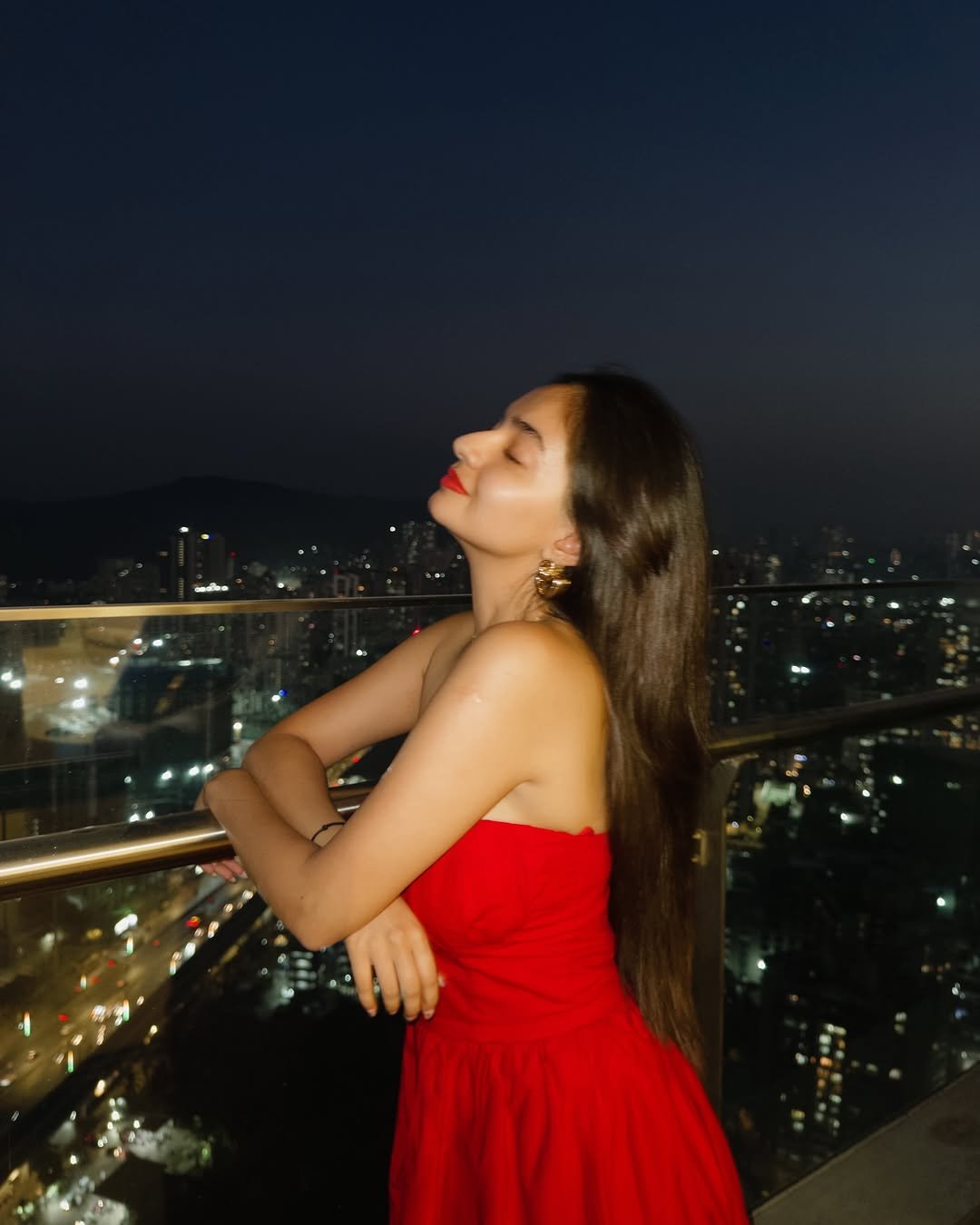 Anushka Sen Striking Red Strapless Dress – Rooftop Night Glam (63)