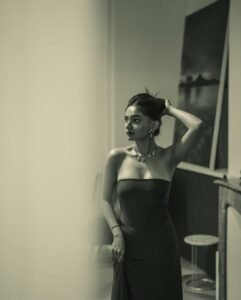 Anushka Sen Striking Red Strapless Dress – Rooftop Night Glam (65)