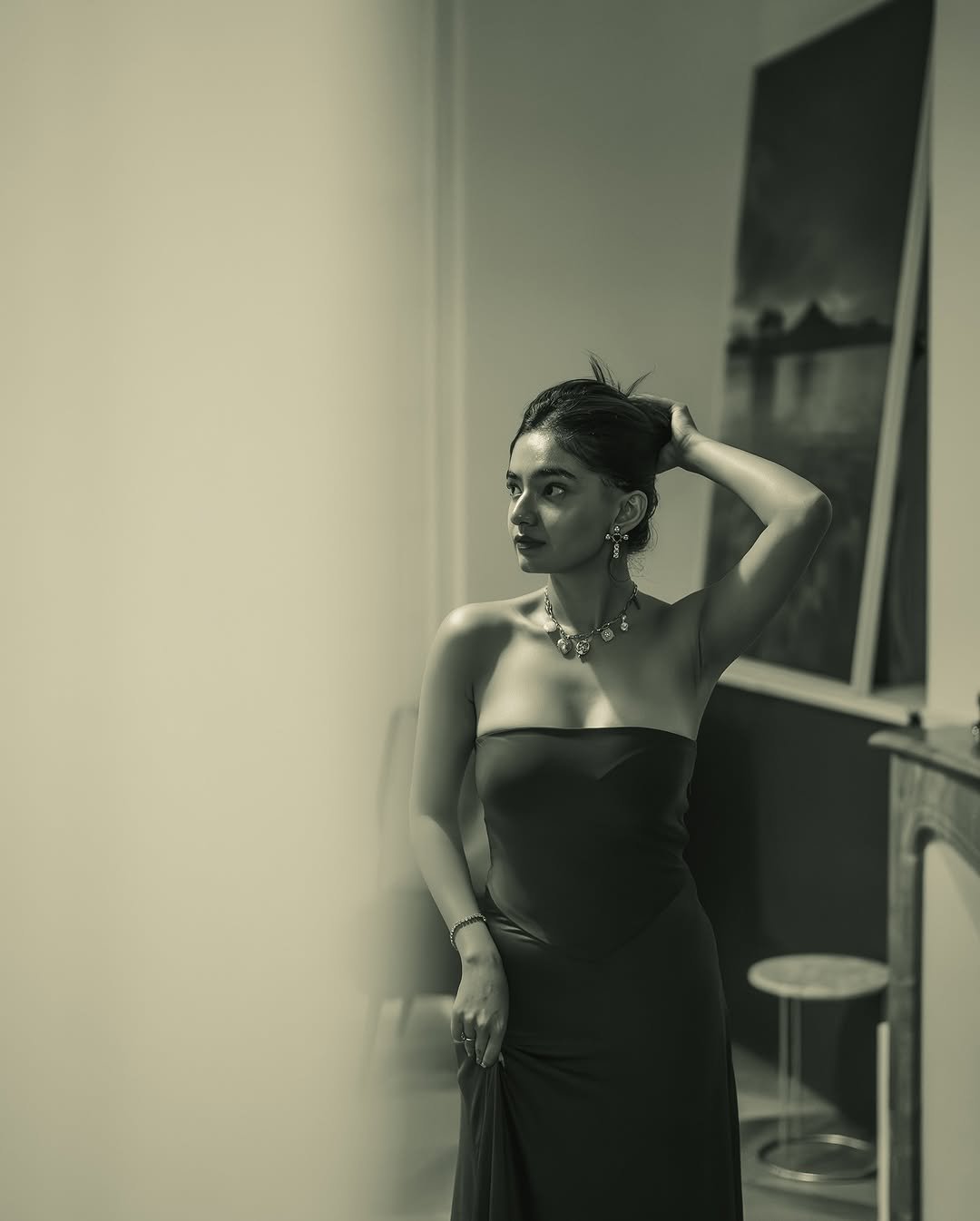 Anushka Sen Striking Red Strapless Dress – Rooftop Night Glam (65)