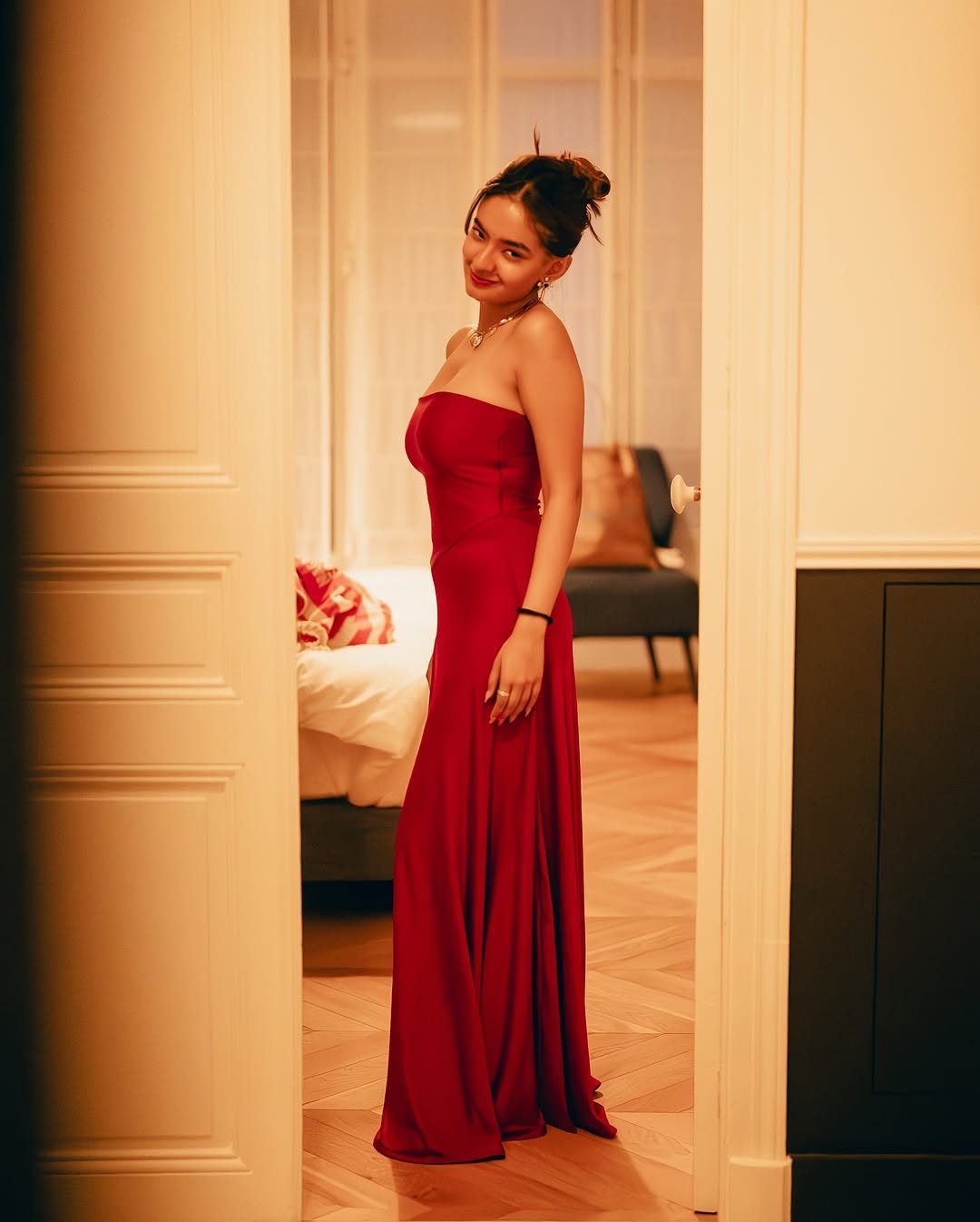 Anushka Sen Striking Red Strapless Dress – Rooftop Night Glam (66)