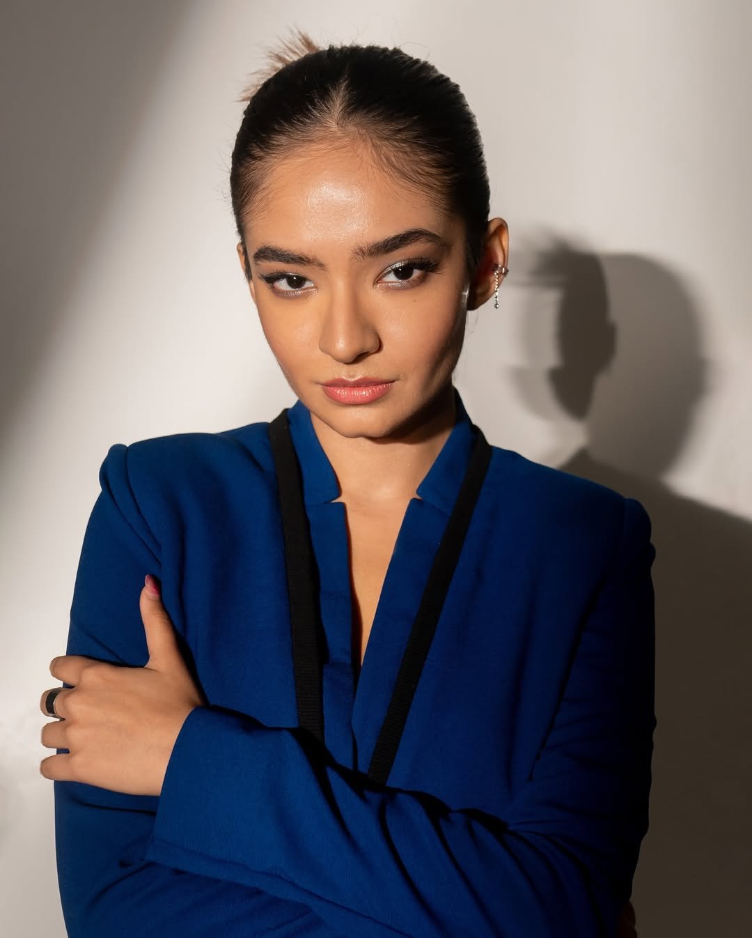 Anushka Sen Stylish Blue Cutout Blazer & Power Suit Photoshoot (20)