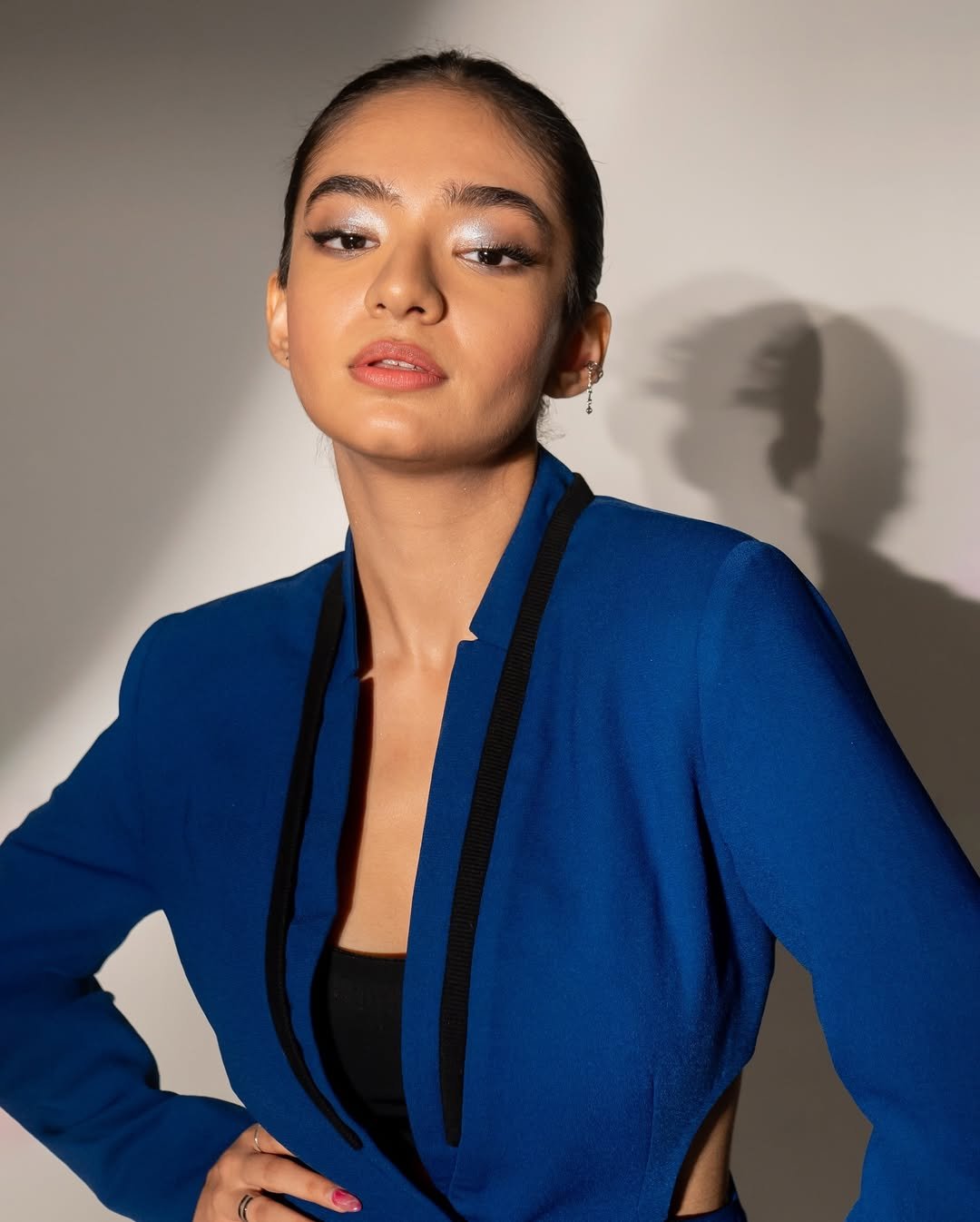 Anushka Sen Stylish Blue Cutout Blazer & Power Suit Photoshoot (23)