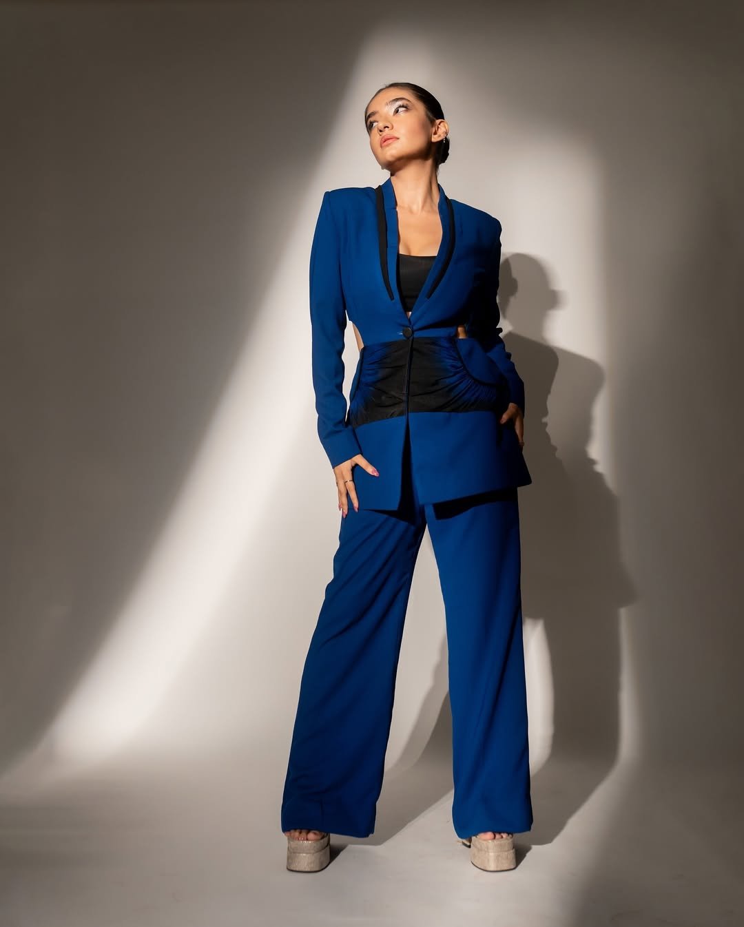 Anushka Sen Stylish Blue Cutout Blazer & Power Suit Photoshoot (26)