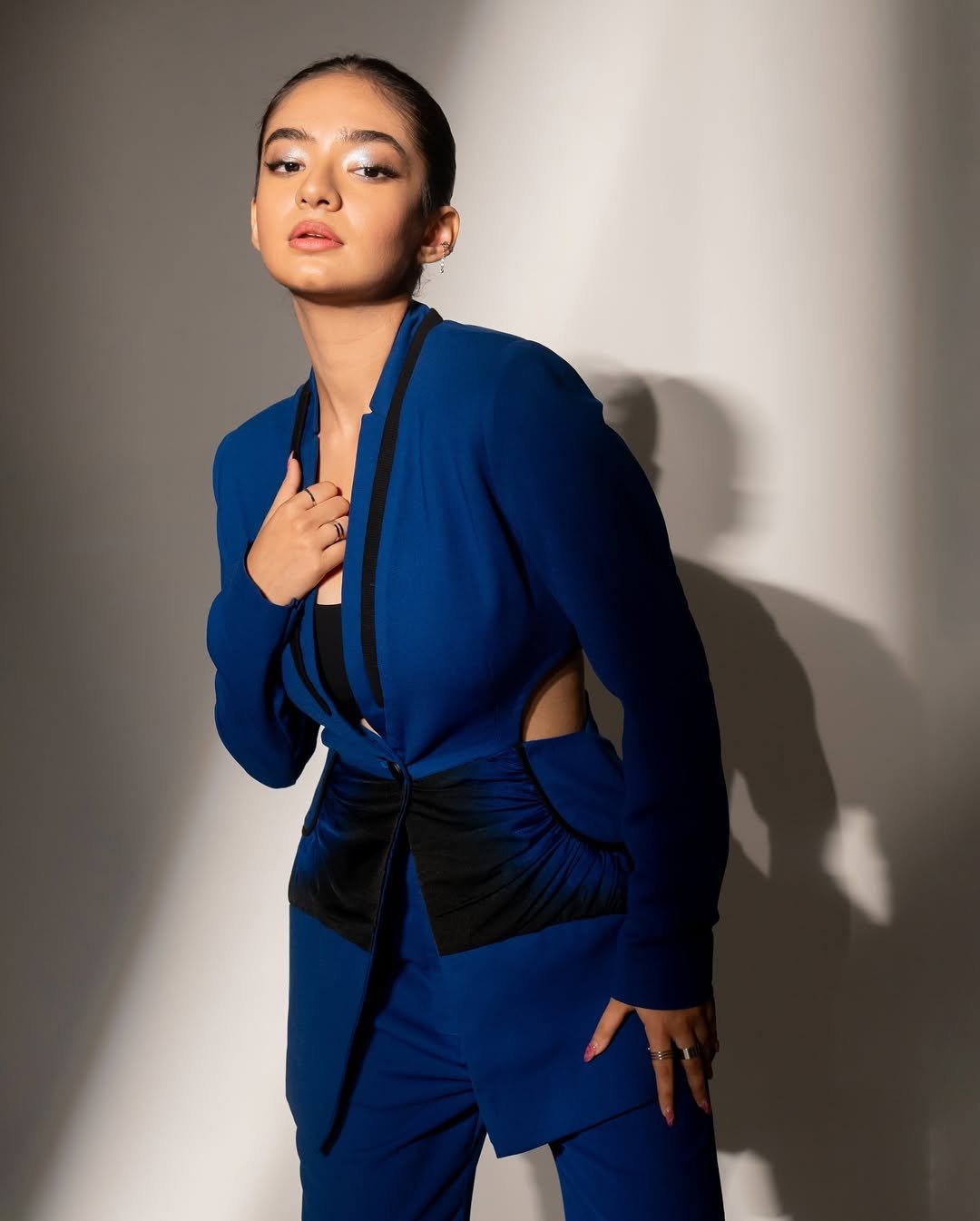 Anushka Sen Stylish Blue Cutout Blazer & Power Suit Photoshoot (4)