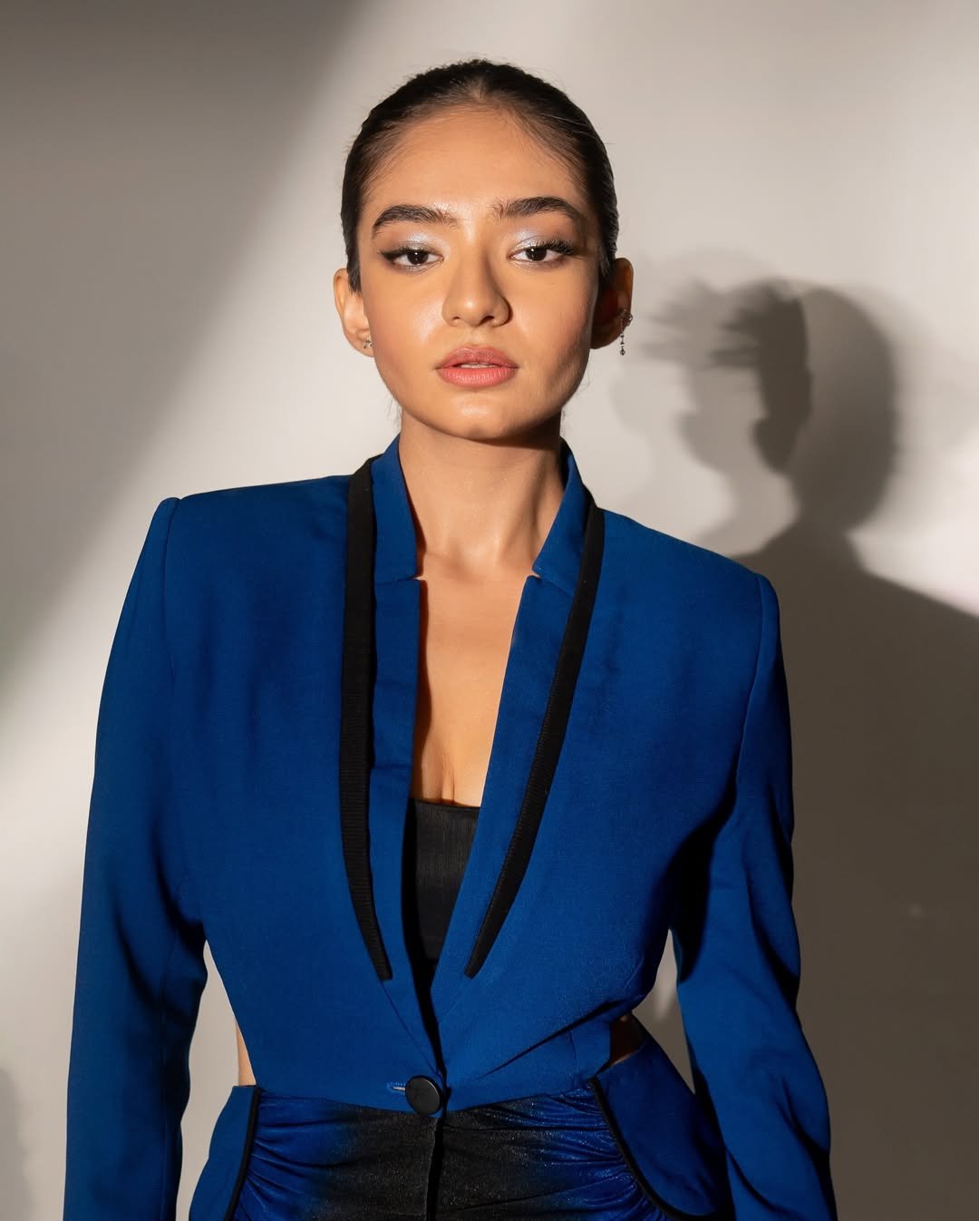 Anushka Sen Stylish Blue Cutout Blazer & Power Suit Photoshoot (9)