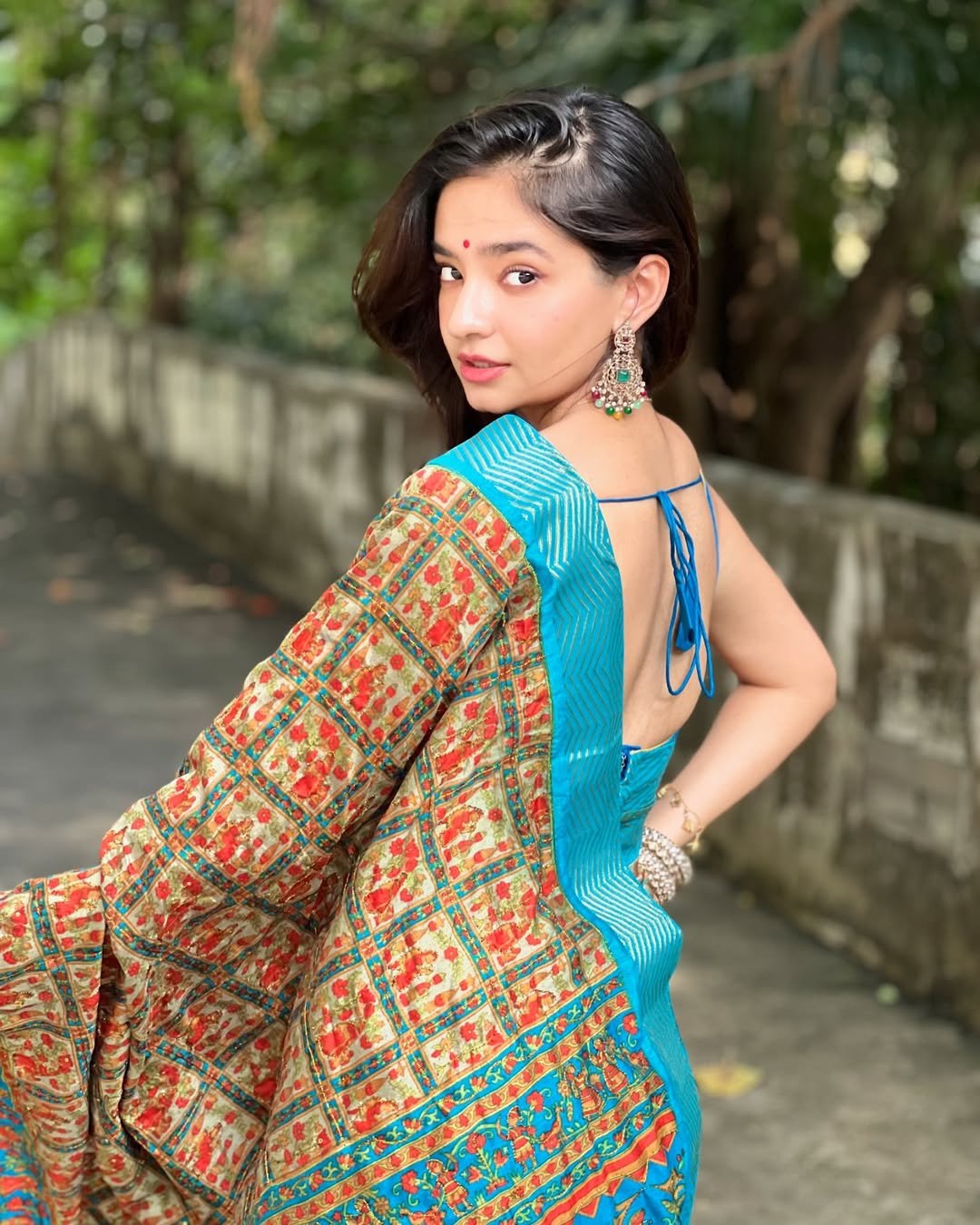 Anushka Sen Traditional Saree Beauty Outdoor Photoshoot (11)