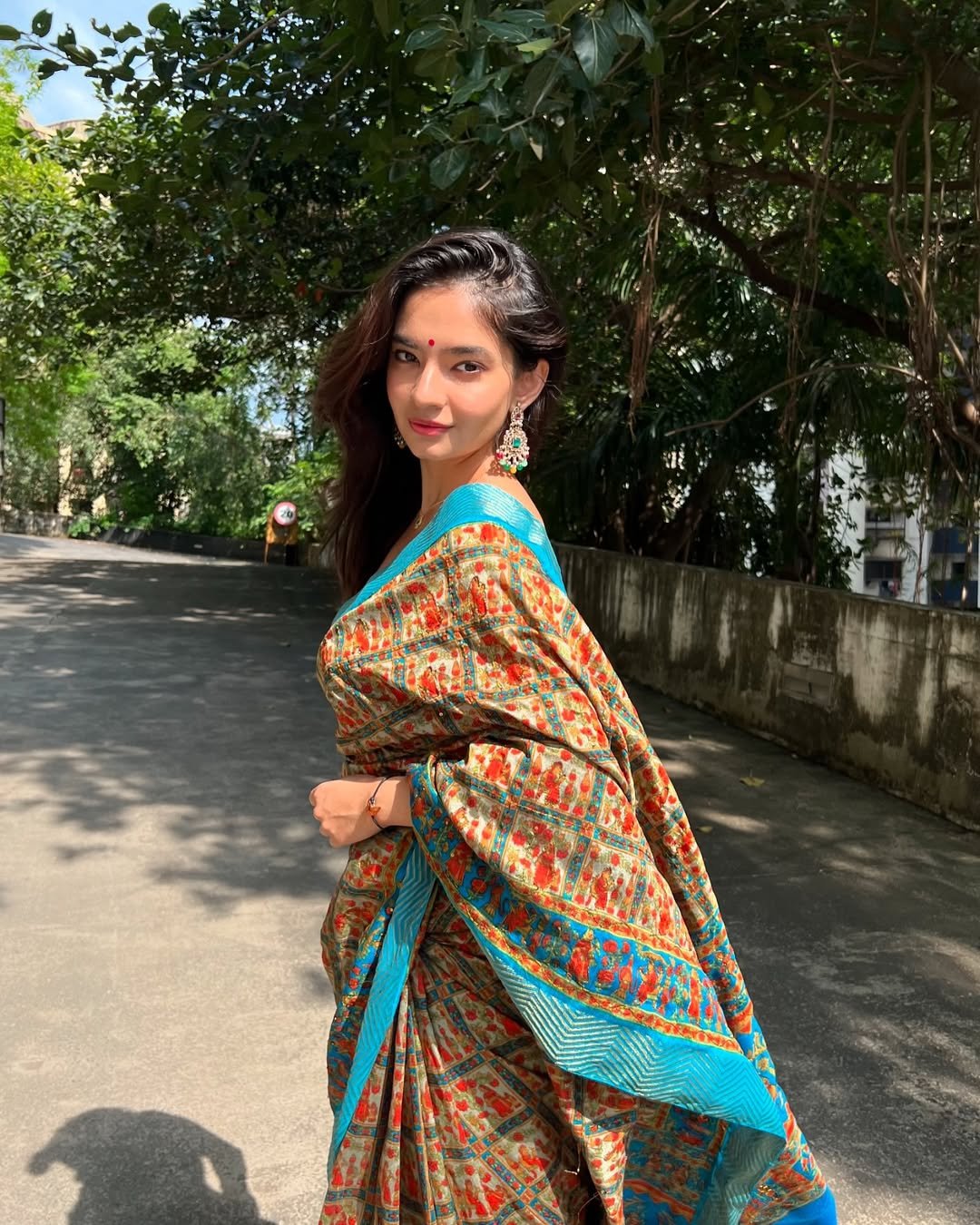 Anushka Sen Traditional Saree Beauty Outdoor Photoshoot (14)