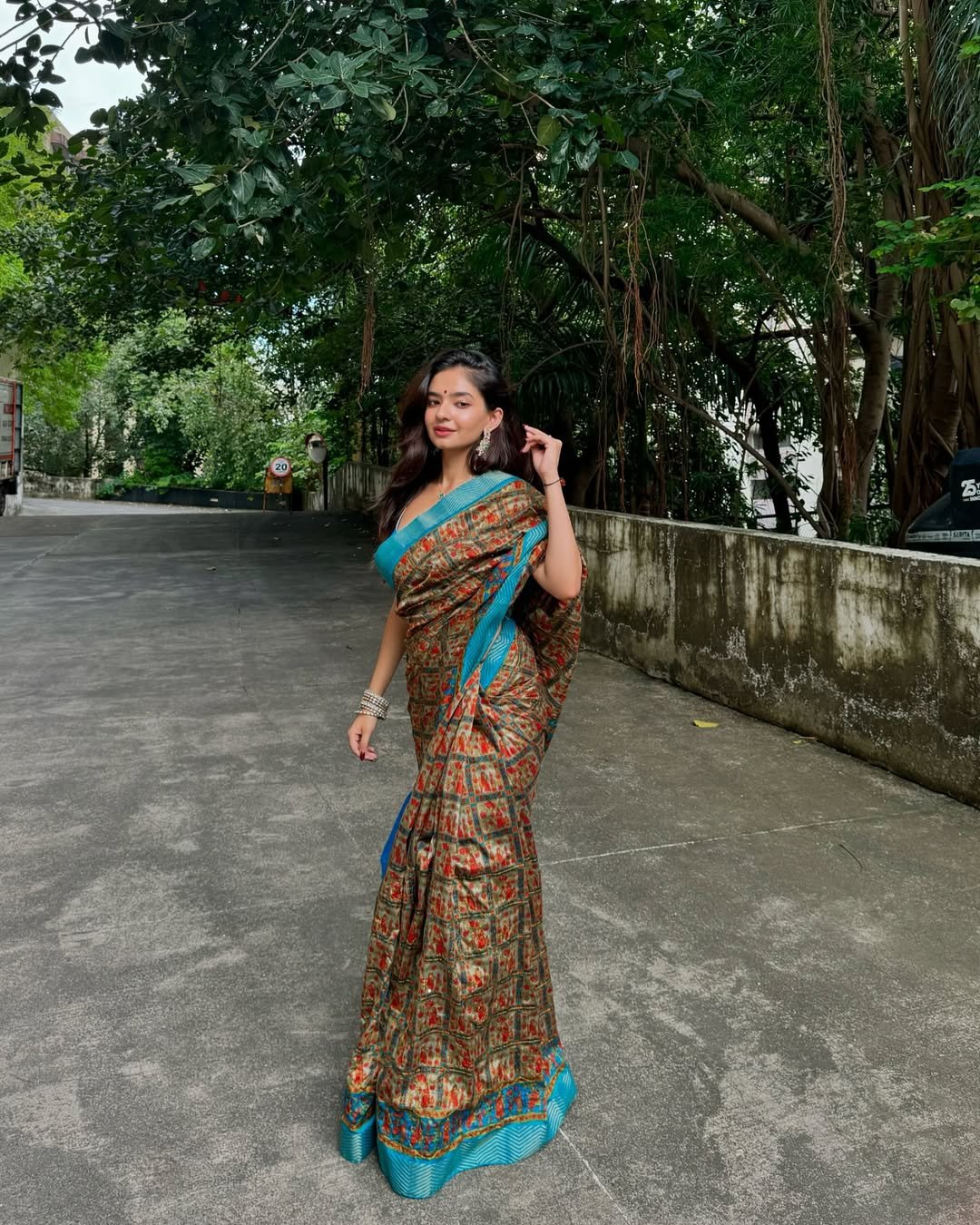 Anushka Sen Traditional Saree Beauty Outdoor Photoshoot (15)