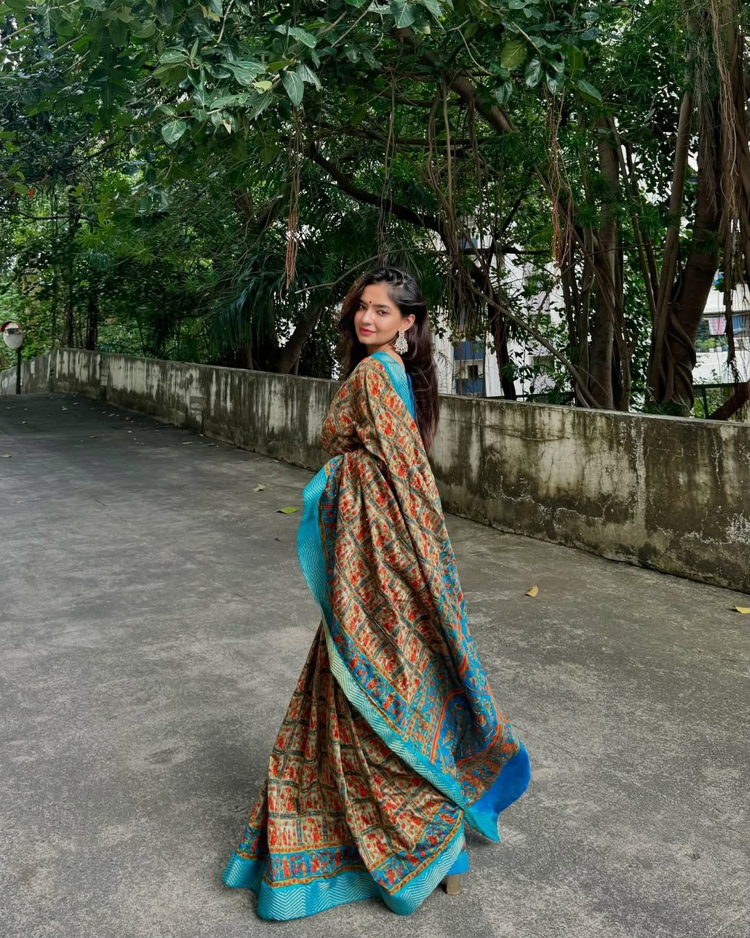 Anushka Sen Traditional Saree Beauty Outdoor Photoshoot (17)