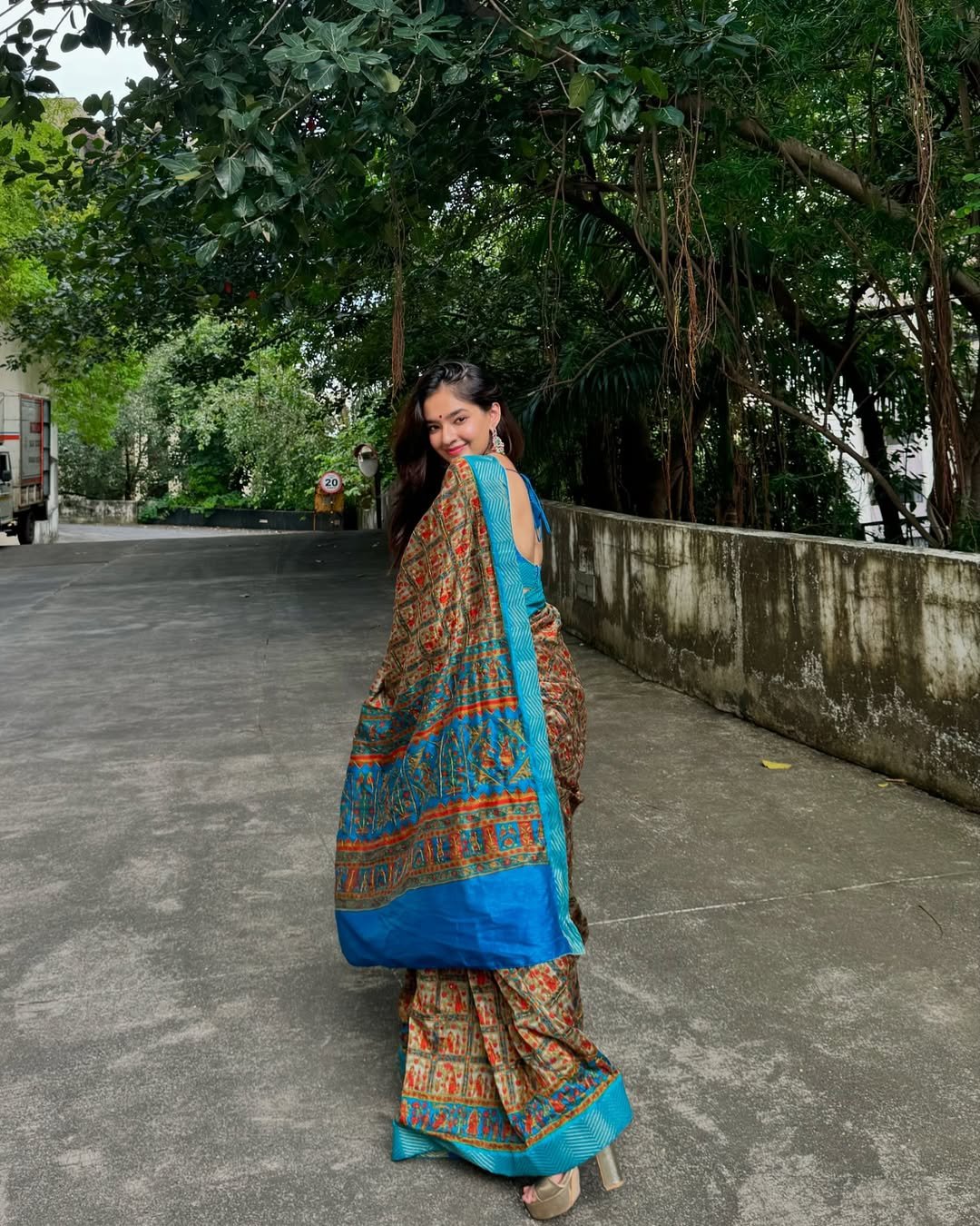 Anushka Sen Traditional Saree Beauty Outdoor Photoshoot (2)