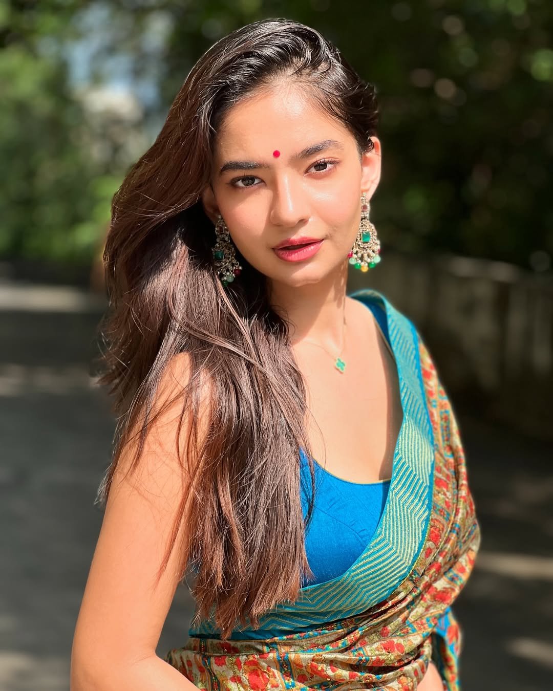 Anushka Sen Traditional Saree Beauty Outdoor Photoshoot (21)