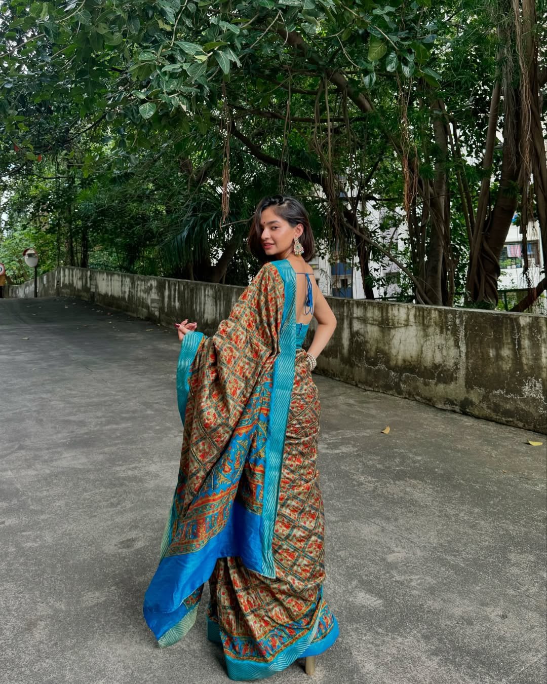 Anushka Sen Traditional Saree Beauty Outdoor Photoshoot (24)