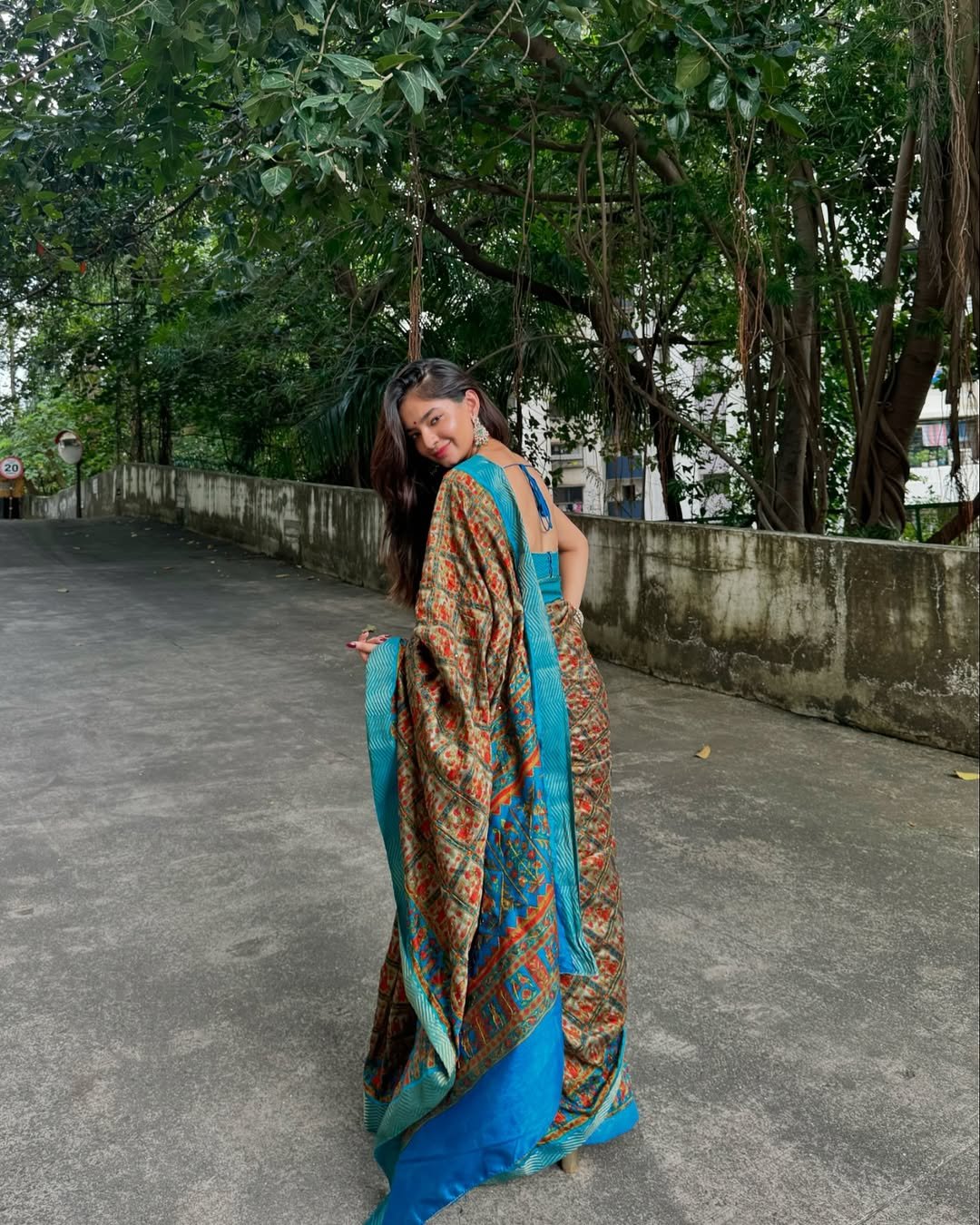 Anushka Sen Traditional Saree Beauty Outdoor Photoshoot (25)