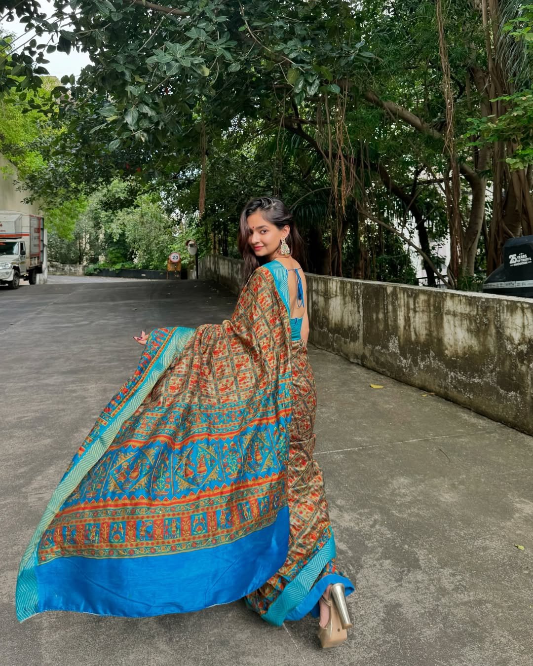 Anushka Sen Traditional Saree Beauty Outdoor Photoshoot (27)