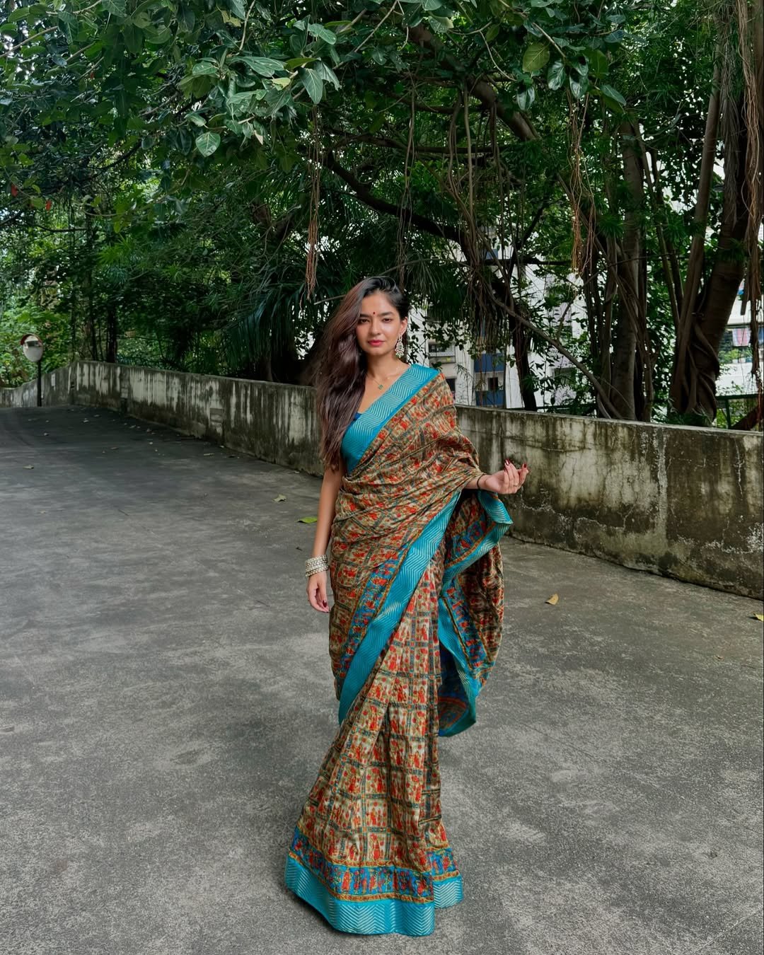 Anushka Sen Traditional Saree Beauty Outdoor Photoshoot (28)