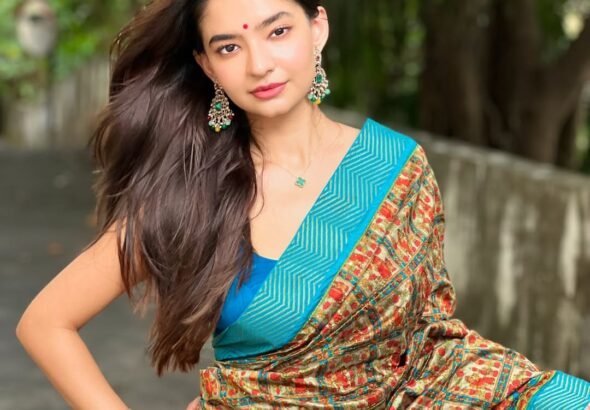 Anushka Sen Traditional Saree Beauty Outdoor Photoshoot (29)