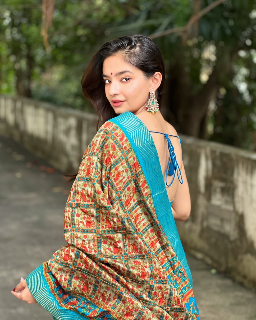 Anushka Sen Traditional Saree Beauty Outdoor Photoshoot (3)