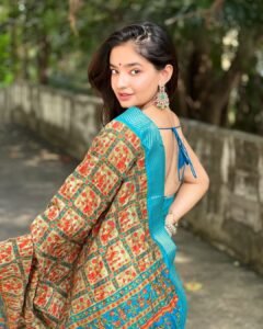 Anushka Sen Traditional Saree Beauty Outdoor Photoshoot (5)