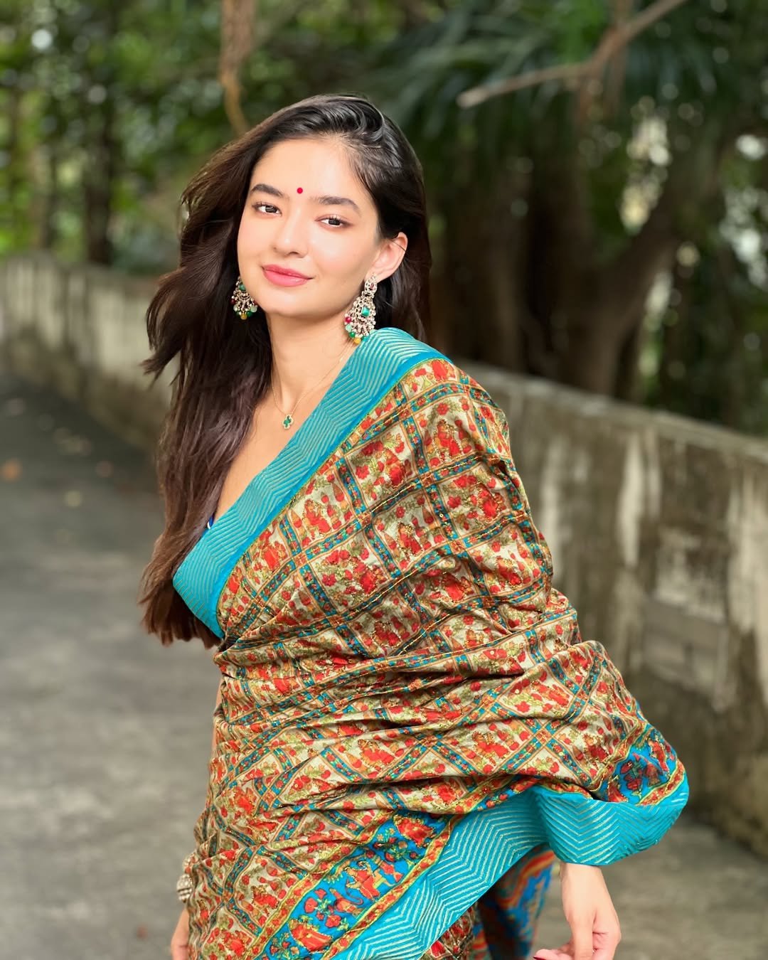 Anushka Sen Traditional Saree Beauty Outdoor Photoshoot (9)