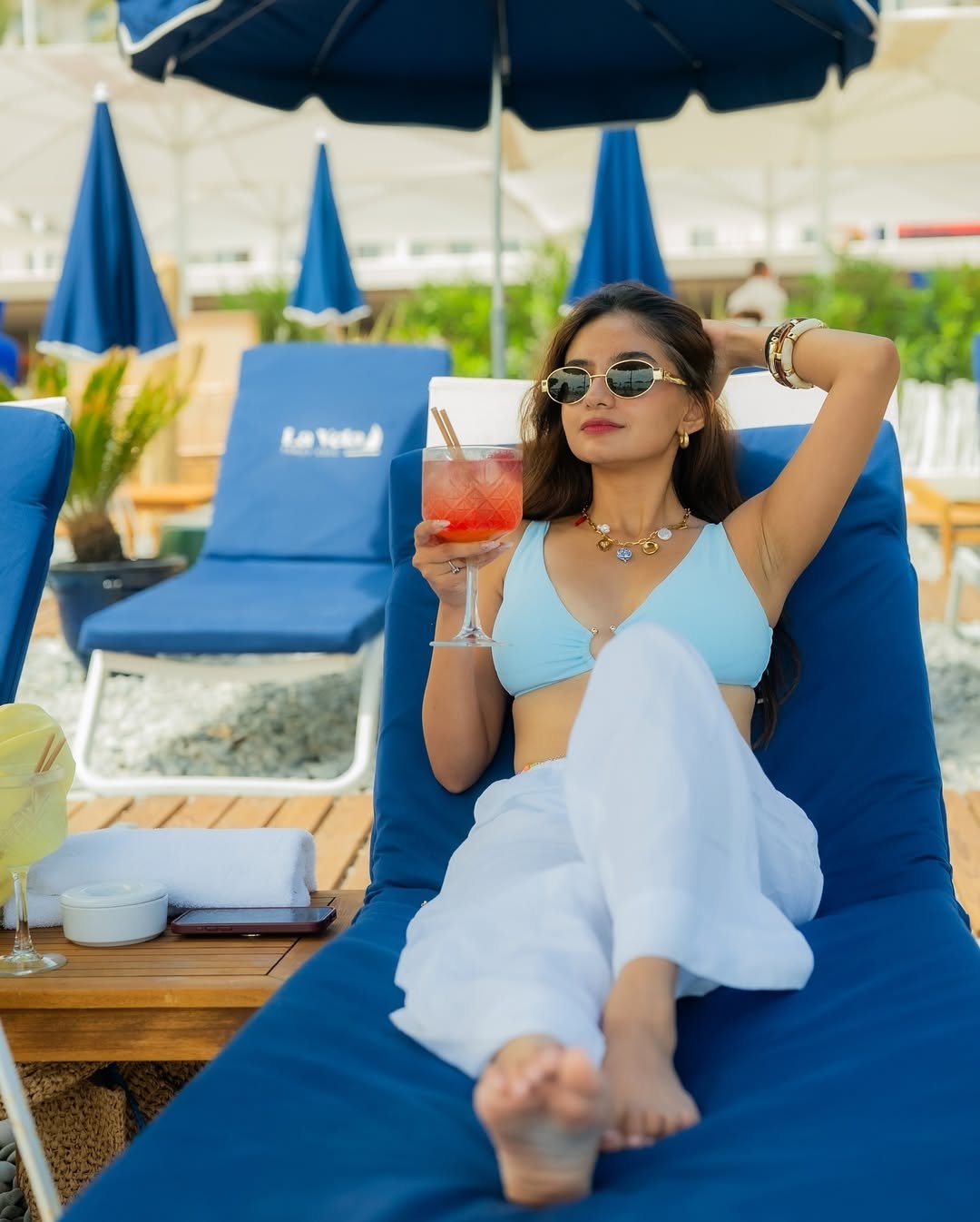 Anushka Sen Trendy Blue Top & White Pants – Balcony Summer Look (15)