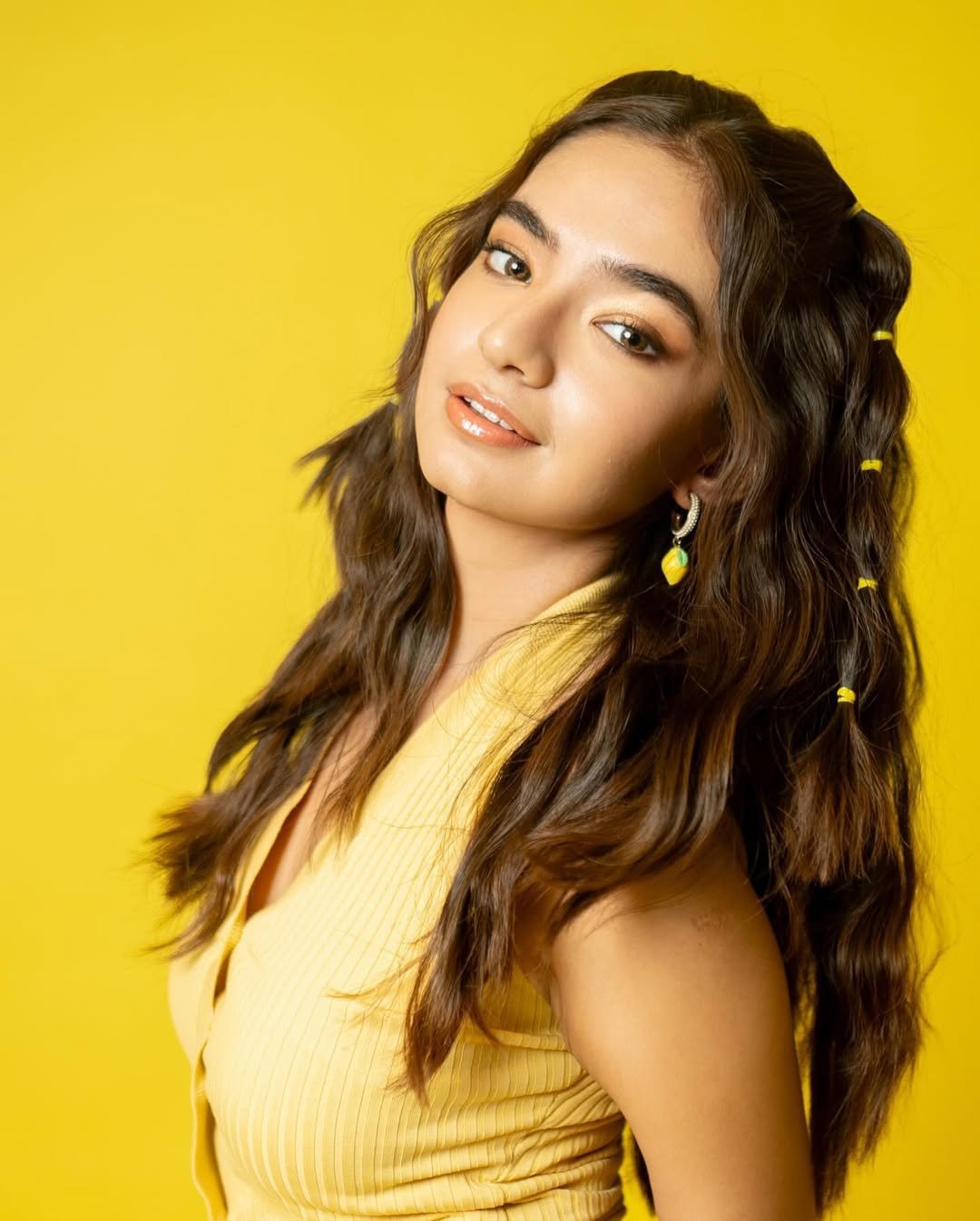 Anushka Sen Vibrant Yellow Dress & Hairstyle Photoshoot (1)